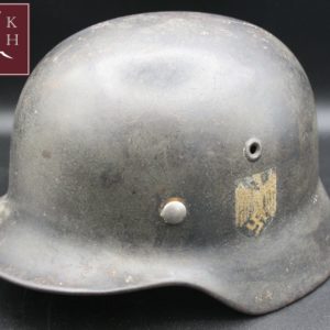 Kriegsmarine Stahlhelm M 40 mit einem Emblem