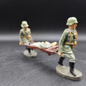 Elastolin - Heer 2 Sanitätssoldaten mit Verwundeten auf Bahre marschierend