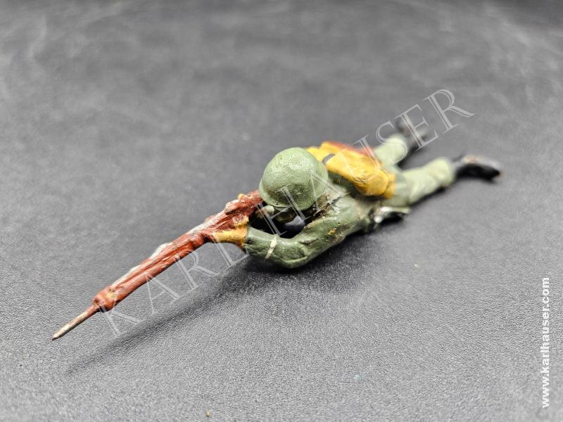 Art.  elastolin-heer-soldat-mit-gasmaske-und-tornister-liegend-schiessend