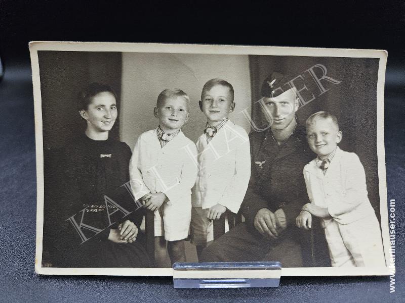 Art.  family-postcard-picture-with-a-german-soldiers-in-ww2-luftwaffe