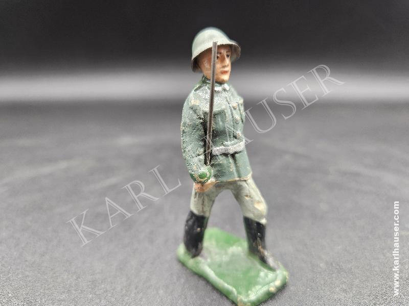 Art.  german-heer-officer-with-sword-marching