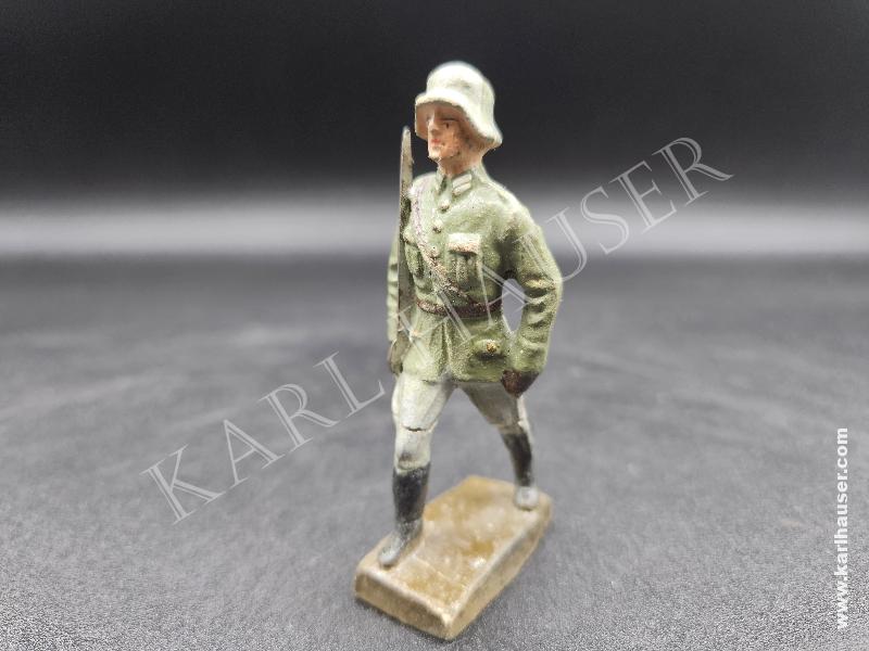 Art.  german-heer-officer-with-sword-marching