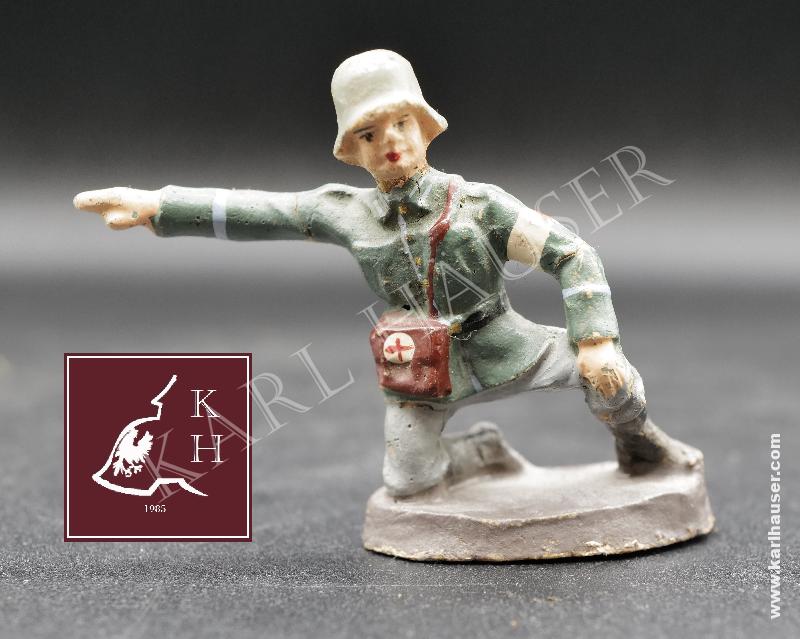 Art.  german-soldier-with-first-aid-medic