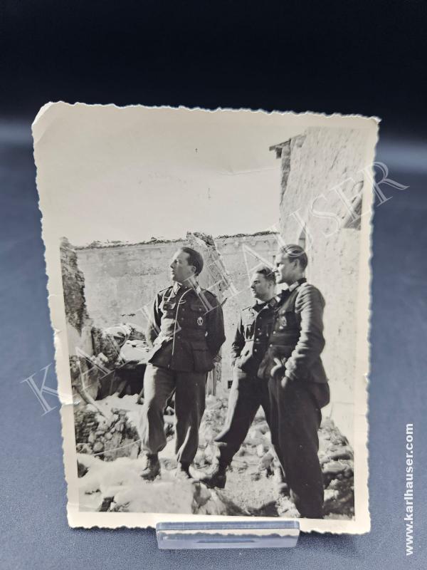 Art.  german-soldiers-in-cassino-ruins-heer-mit-infanteriesturmabzeichen