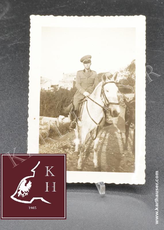 Art.  italian-regio-esercito-cavalry-officer-picture-on-a-white-horse-second-world-war