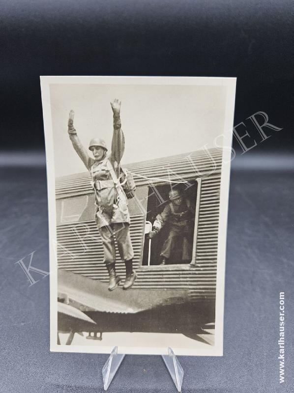 Art.  jumping-paratrooper-photo-postcard