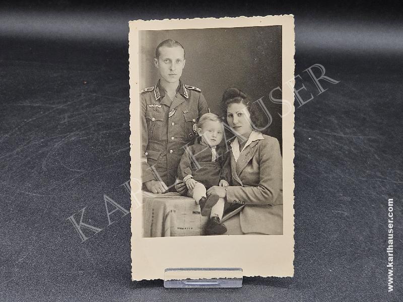 Art.  oberfeldwebel-with-isa-and-ek2-family-portrait