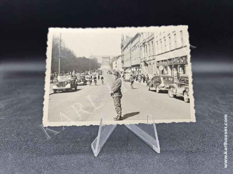 Art.  picture-of-a-german-soldier-in-a-not-specified-city