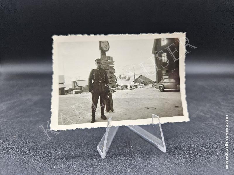 Art.  picture-of-a-german-soldier-in-a-not-specified-city