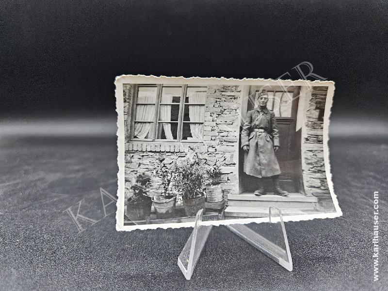 Art.  picture-of-a-german-soldier-wearing-a-coat