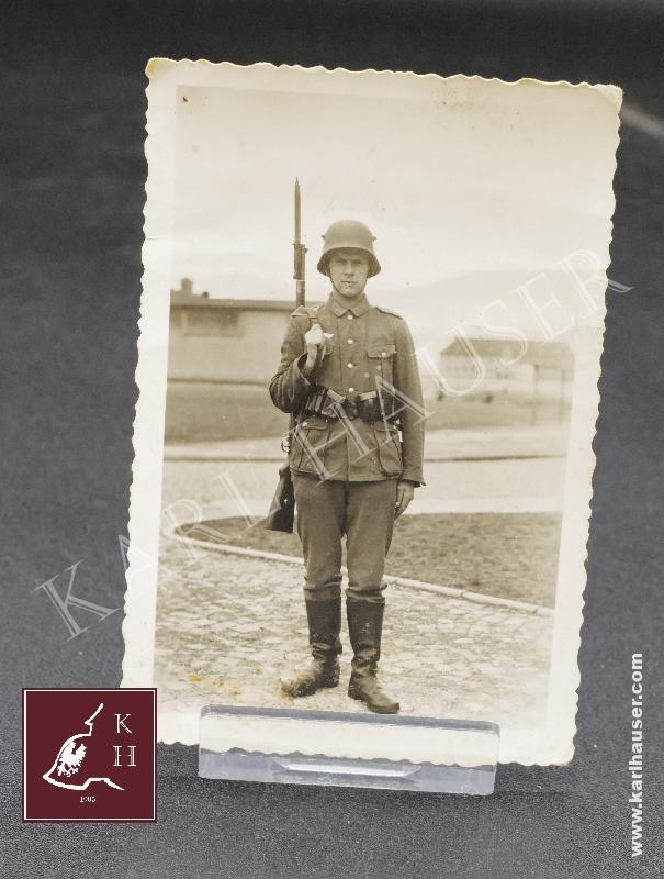 Art.  picture-of-a-german-soldier-with-helmet-and-rifle