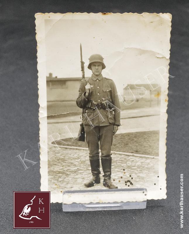 Art.  picture-of-a-german-soldier-with-helmet-and-rifle