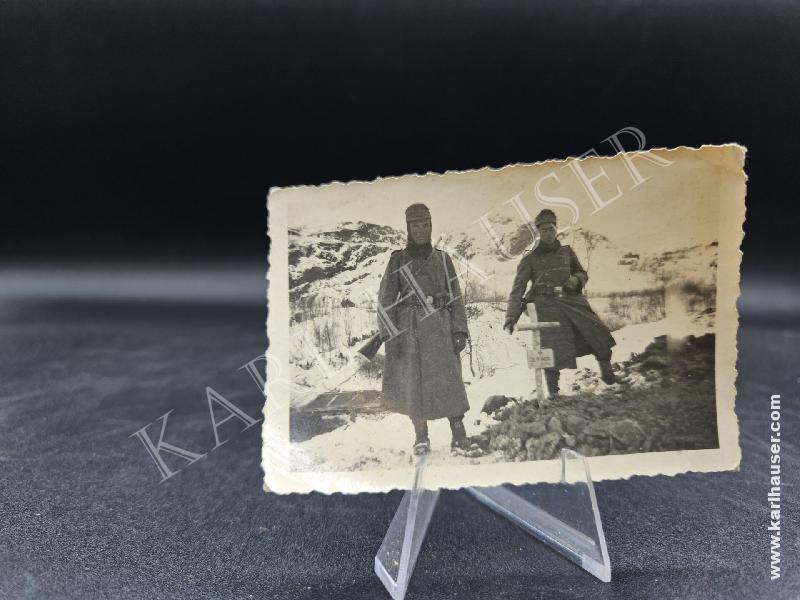 Art.  picture-of-a-german-soldiers-in-a-graveyard