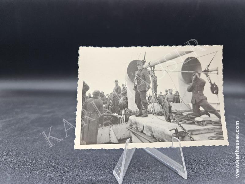 Art.  picture-of-a-german-soldiers-on-a-boat