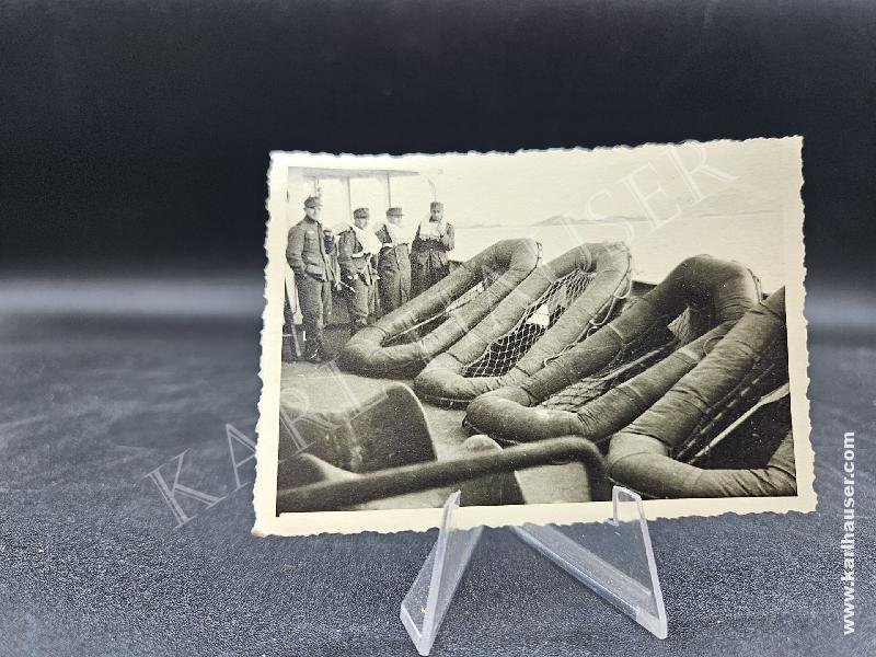 Art.  picture-of-a-german-soldiers-on-a-boat