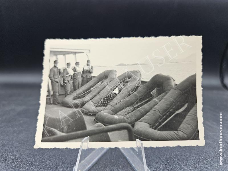 Art.  picture-of-a-german-soldiers-on-a-boat