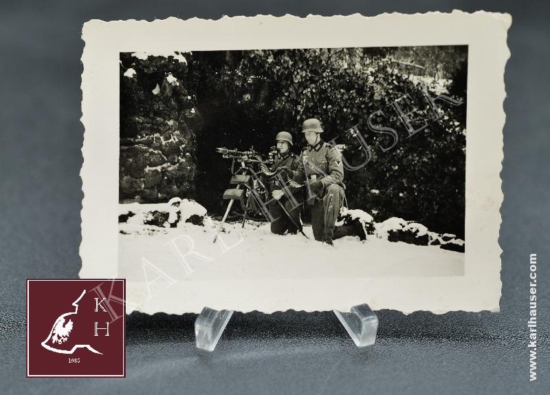 Art.  picture-of-a-german-soldiers-with-mg-34-in-action-on-lafette
