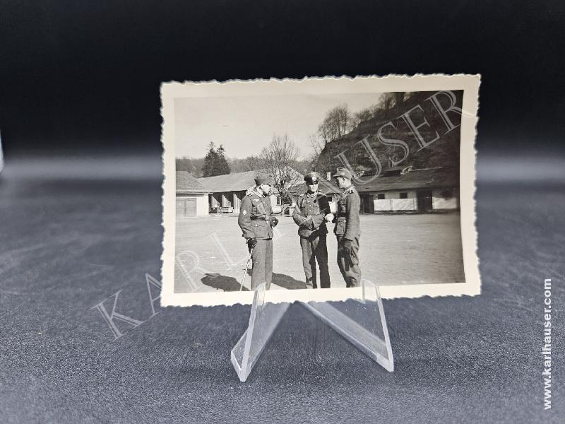 Art.  picture-of-a-group-of-german-mountain-troop-soldiers-out-of-a-caserne