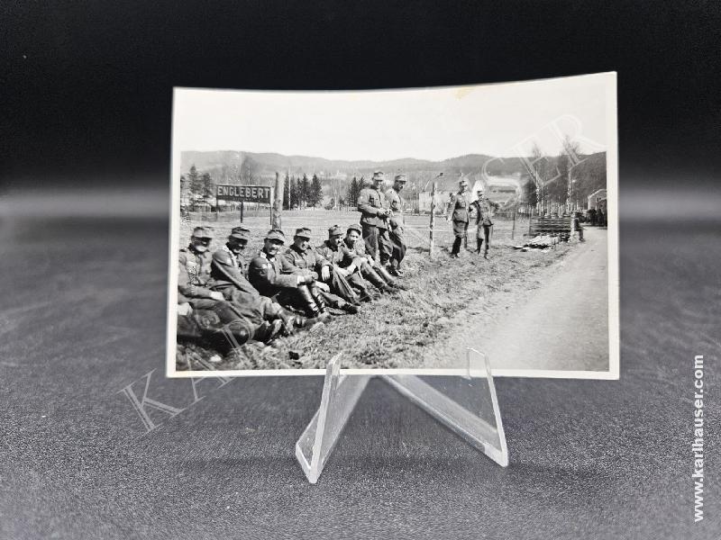 Art.  picture-of-a-group-of-german-soldiers-resting