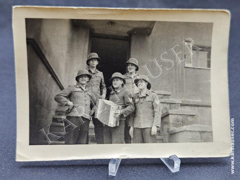 Art.  picture-of-a-group-of-german-soldiers-wearing-tropical-helmets