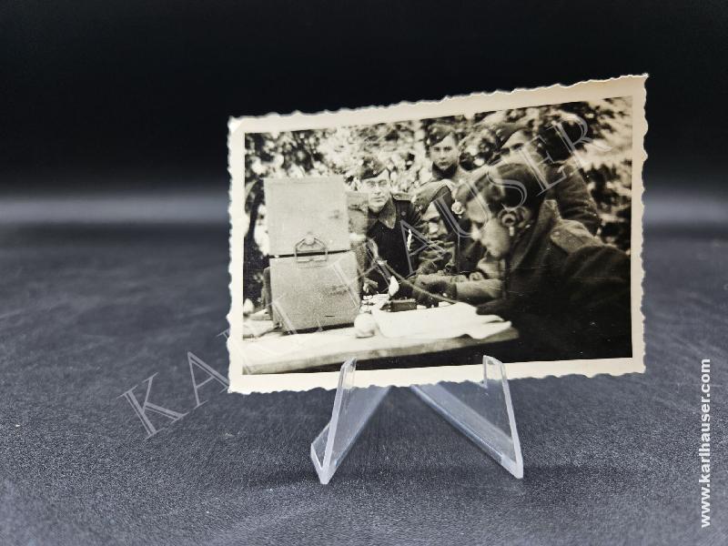 Art.  picture-of-a-group-of-luftwaffe-radio-operators