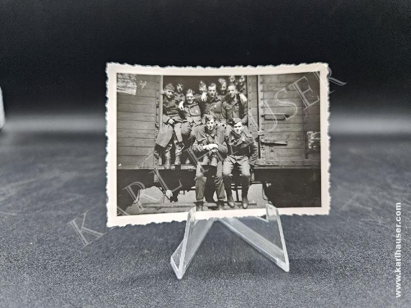 Art.  picture-of-a-group-of-luftwaffe-soldiers-on-a-train-with-erdkampfabzeichen