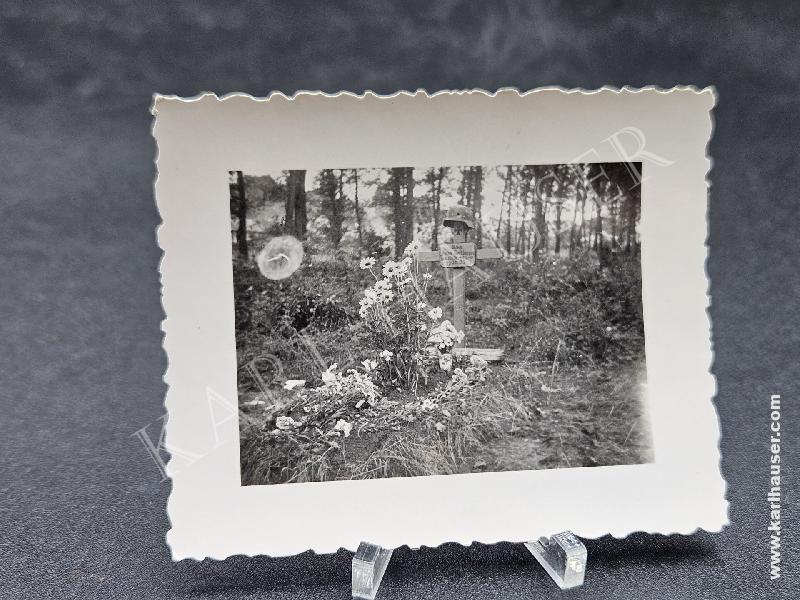 Art.  picture-of-a-war-cemetery