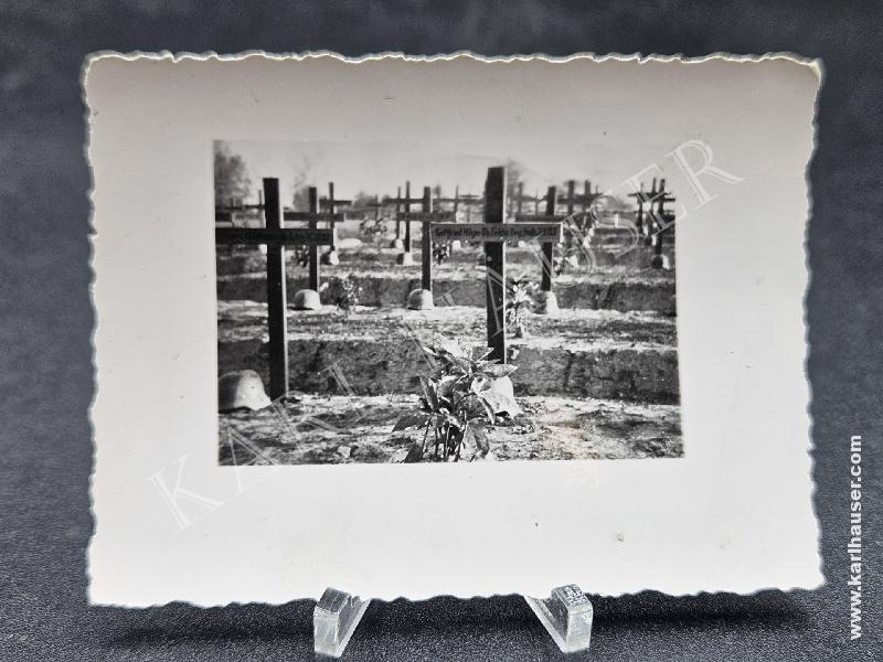 Art.  picture-of-a-war-cemetery