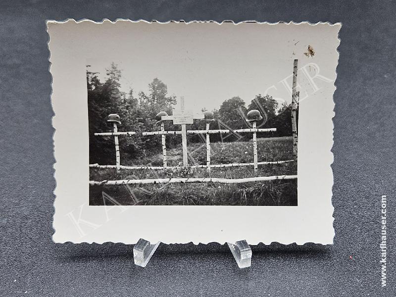 Art.  picture-of-a-war-cemetery