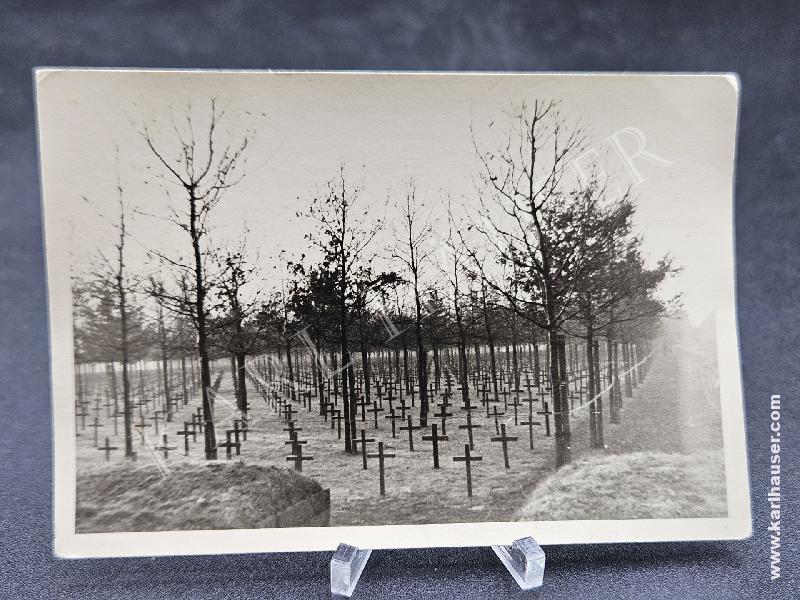 Art.  picture-of-a-war-cemetery