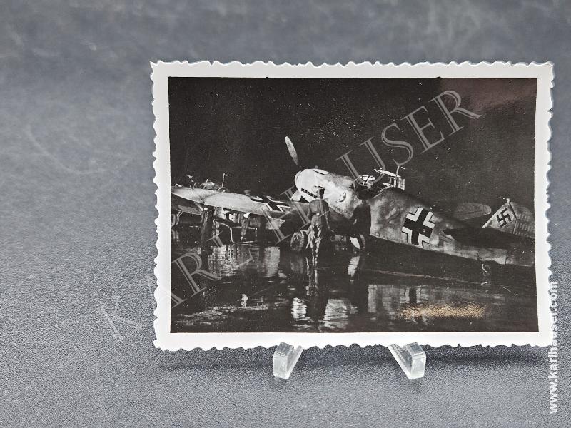 Art.  picture-of-german-plane-during-loading-operations