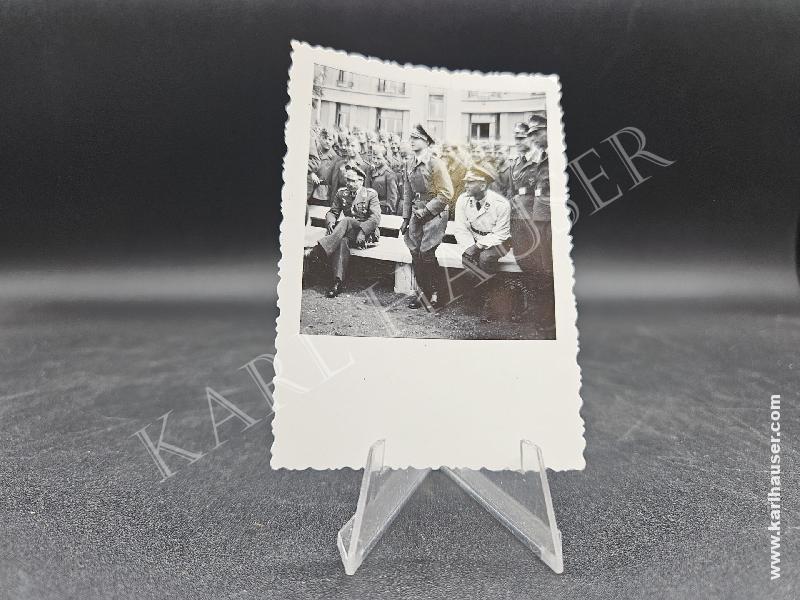 Art.  picture-of-luftwaffe-soldiers-and-officcers-wearing-decorations