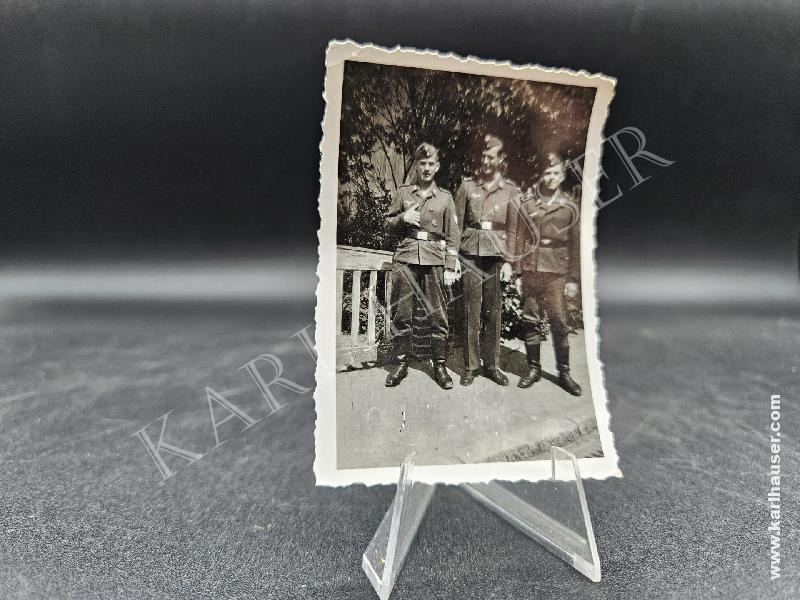 Art.  picture-of-three-luftwaffe-soldiers
