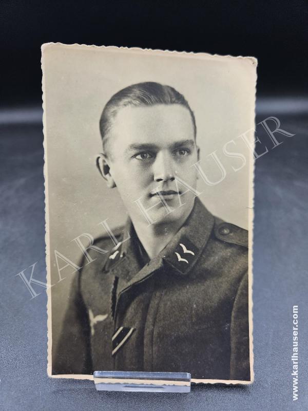 Art.  postcard-picture-of-a-german-soldier-in-ww2-luftwaffe-mit-ek2