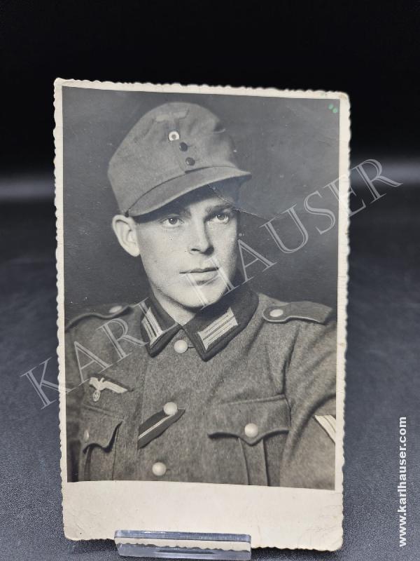Art.  postcard-picture-of-a-german-soldier-in-ww2-ostfront-medal
