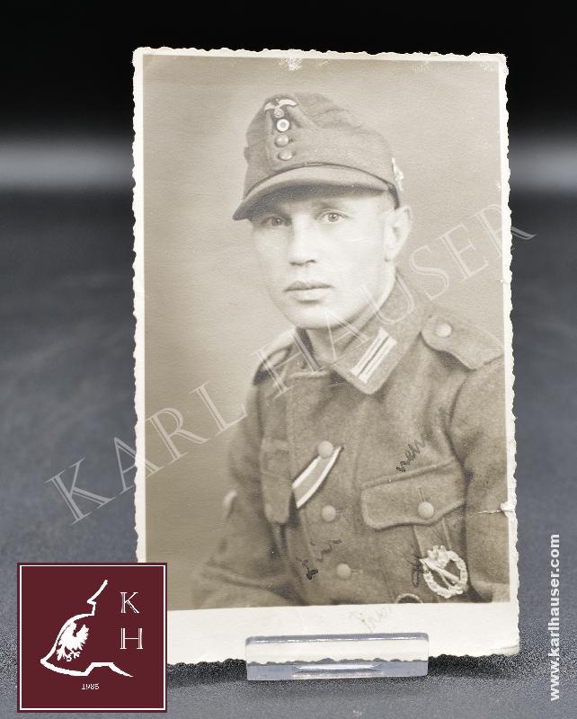 Art.  postcard-picture-of-a-german-soldier-in-ww2-with-isa-and-ek2
