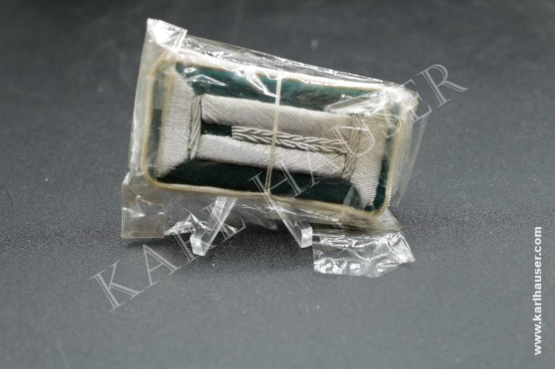 Art.  wehrmacht-heer-2-armelpatten-fur-den-parade-waffenrock-never-been-sewn-and-sealed
